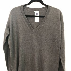 NWT GAP V-neck pull over sweater, Size M